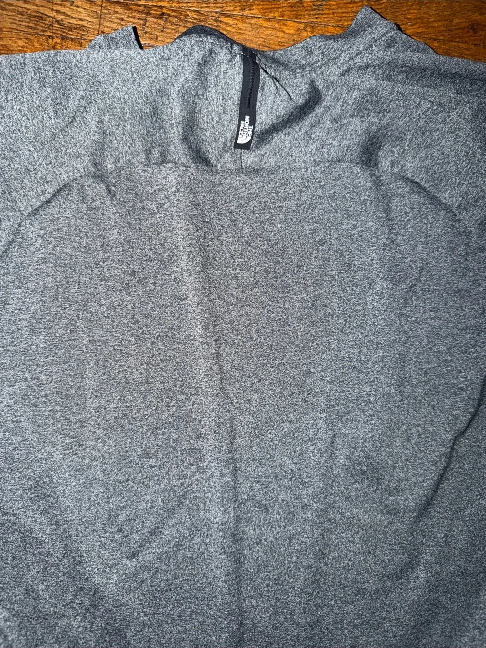 3/$15. Men’s NorthFace shirt S